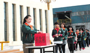 感恩社会，，，，，，自动肩负社会责任，，，，，，起劲贡献爱心。。。。。
